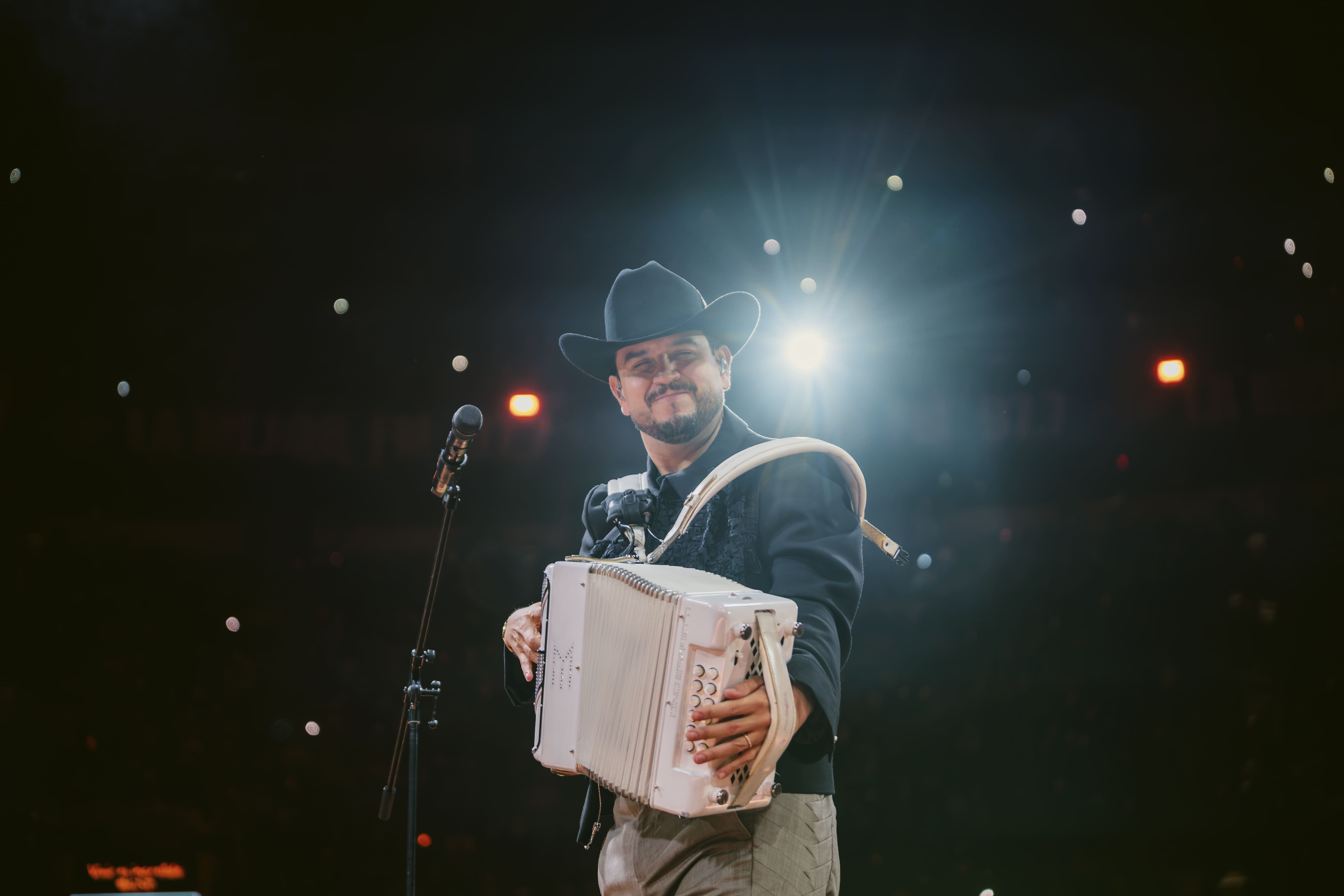 EDÉN MUÑOZ HACE HISTORIA EN LA MÉXICO: DOS NOCHES SOLD OUT Y UN CIERRE MONUMENTAL